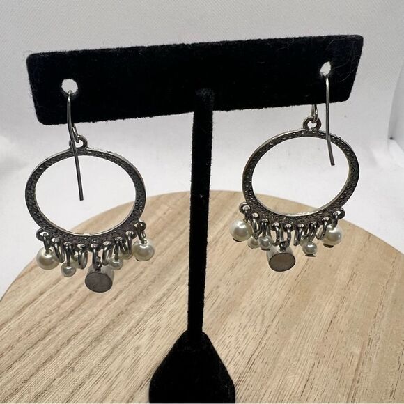 Faux Pearl hammered silver tone hoop dangle drop earrings - Picture 4 of 4